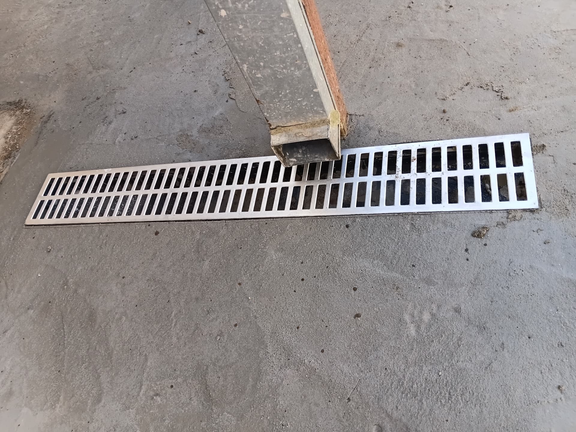 Ralo linear instalado em piso de concreto